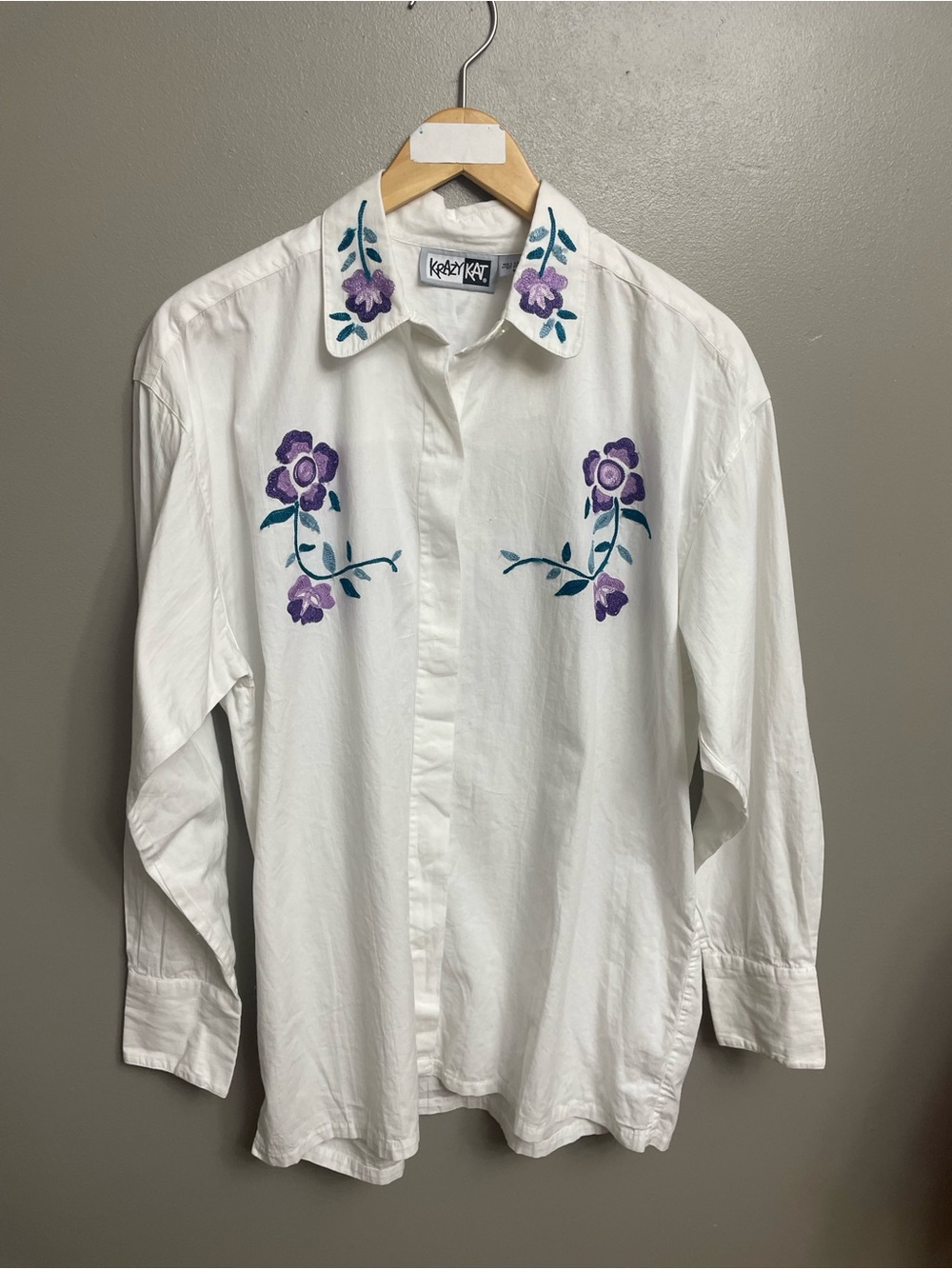 Krazy Kat medium Vintage flower embroidered button up white purple cottagecore